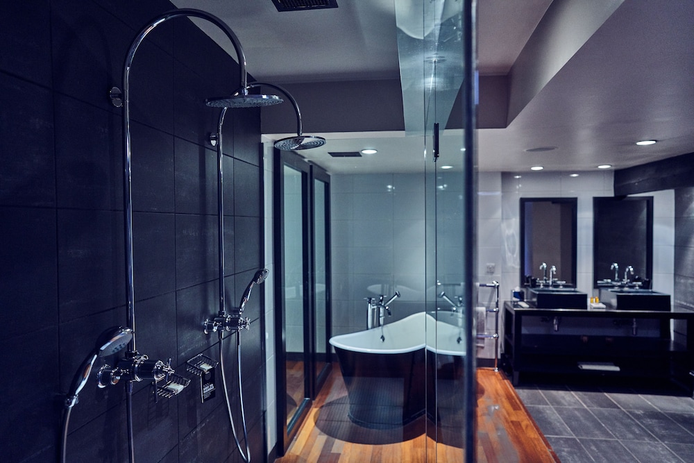 Signature Suite - Photo 7