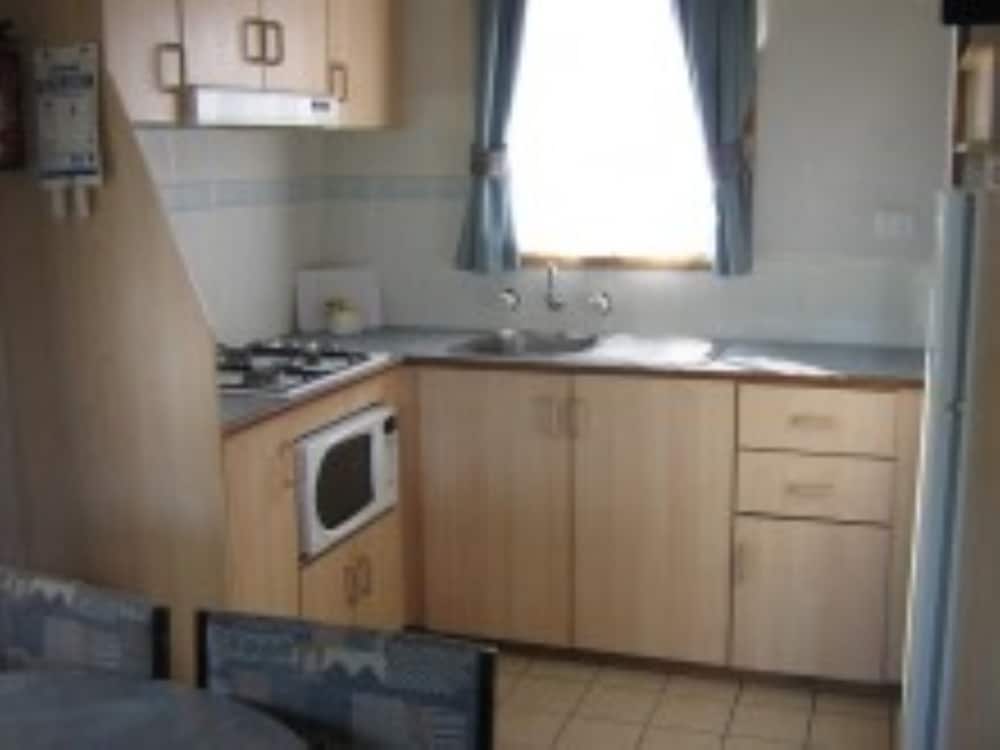 Standard Cabin - Sleeps 6 - Dog Friendly photo 3