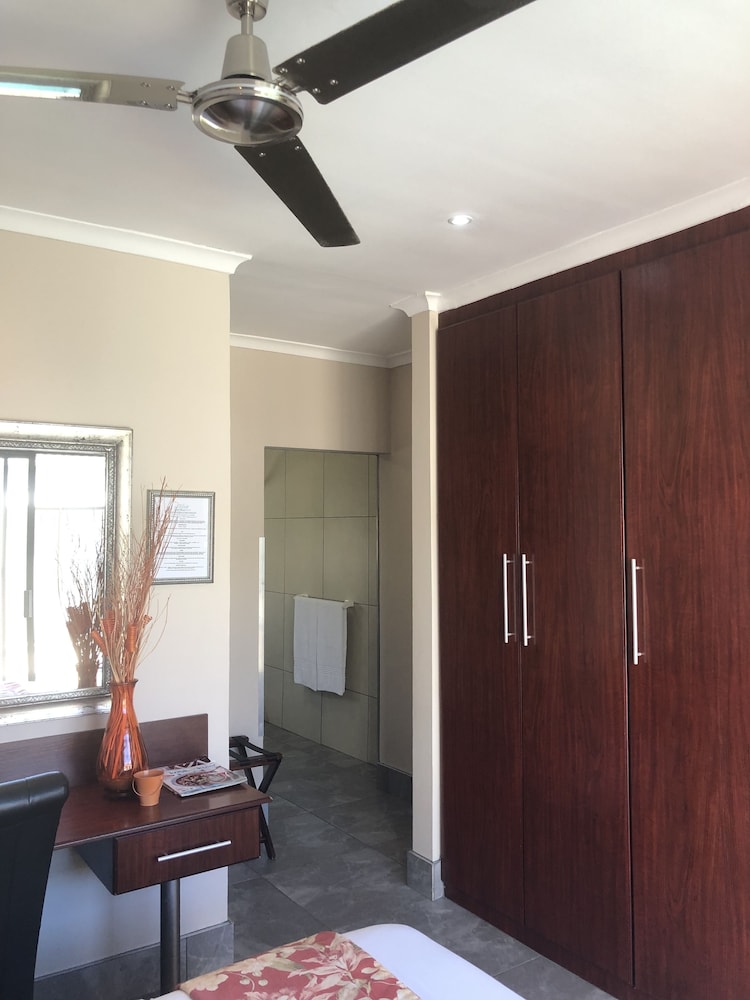 Luxury Room - Photo 12