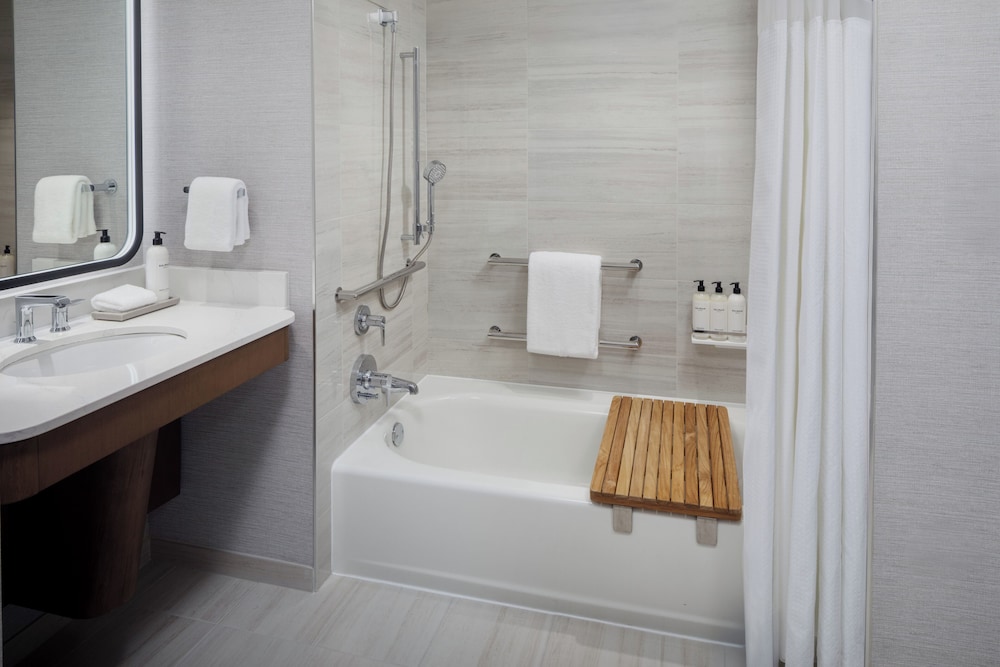 Room, 2 Queen Beds, Accessible, Bathtub - Photo 6