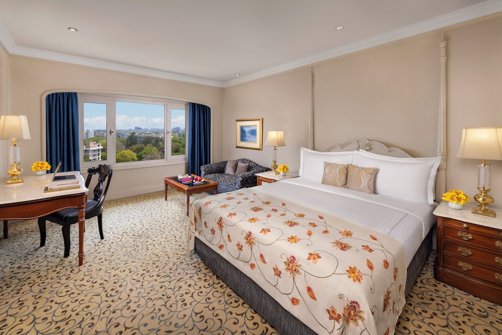 Superior Room King Bed Diplomatic Enclave View thumbnail 5