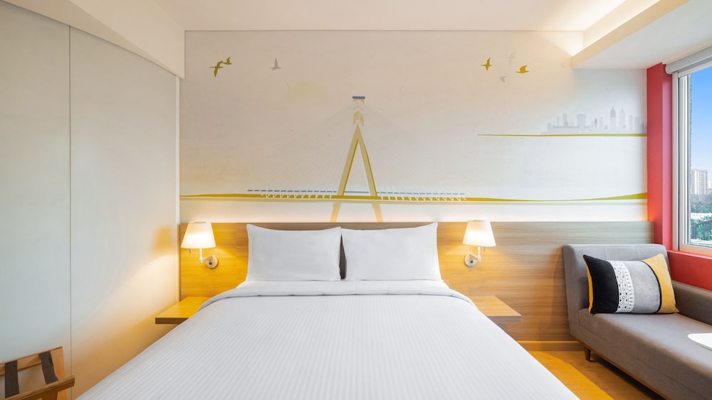Standard Room, 1 Queen Bed (with extra benefits) photo 1