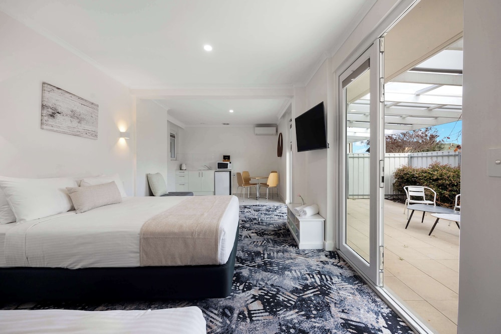 Superior Room, Multiple Beds, Kitchenette, Courtyard Area - Photo 1