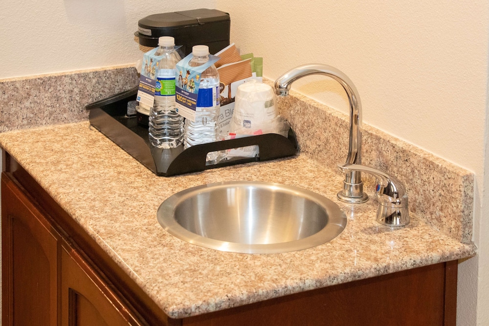Suite, 1 King Bed, Non Smoking, Refrigerator & Microwave - Photo 4