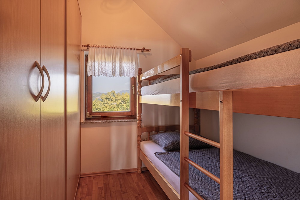 Family Chalet, Multiple Bedrooms, Mountainside (Vineyard Cottage Brodaric) photo 2
