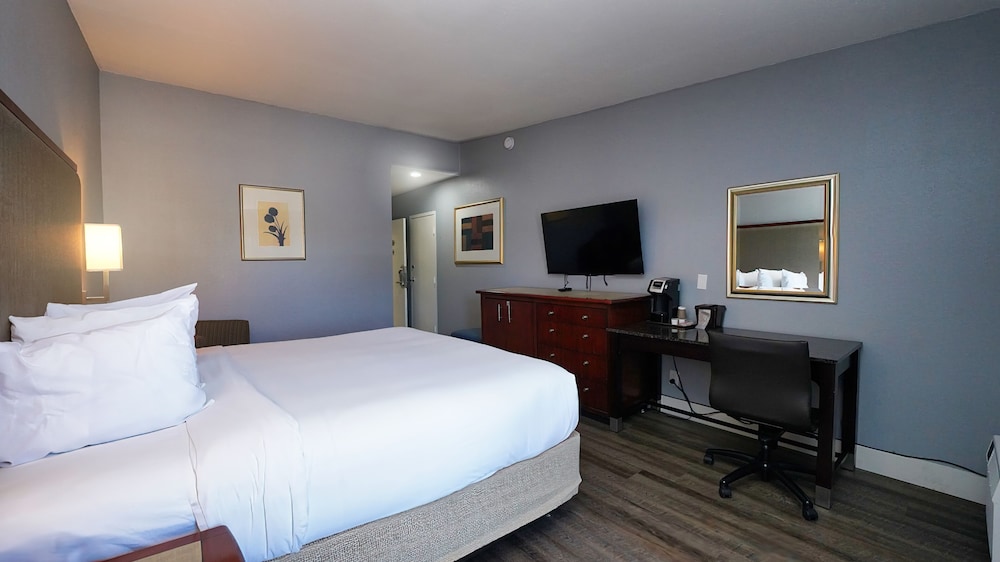 Newly Remodeled Room, King Bed, Balcony, Non-Smoking - Photo 2