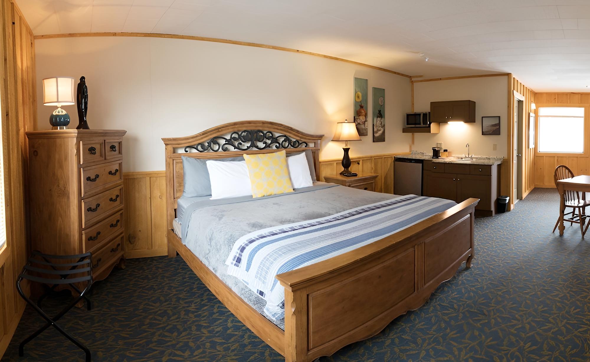 Deluxe Room, 1 King Bed, Non Smoking photo 1