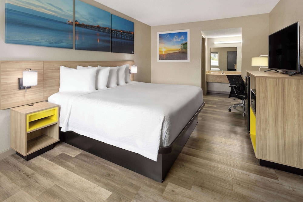 Room, 1 King Bed, Non Smoking - Photo 1