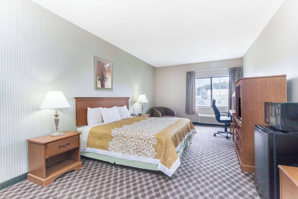 Room, 1 King Bed, Smoking - Photo 1