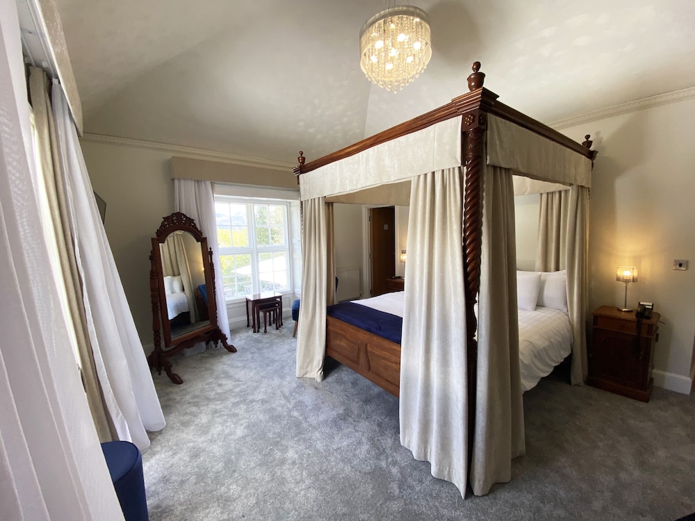 Four Poster Room, 1 King Bed, Double Power Shower, Mountain View photo 3