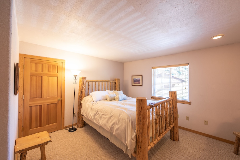 Standard Room, Multiple Beds, Non Smoking (Upstairs Private Bath) photo 3