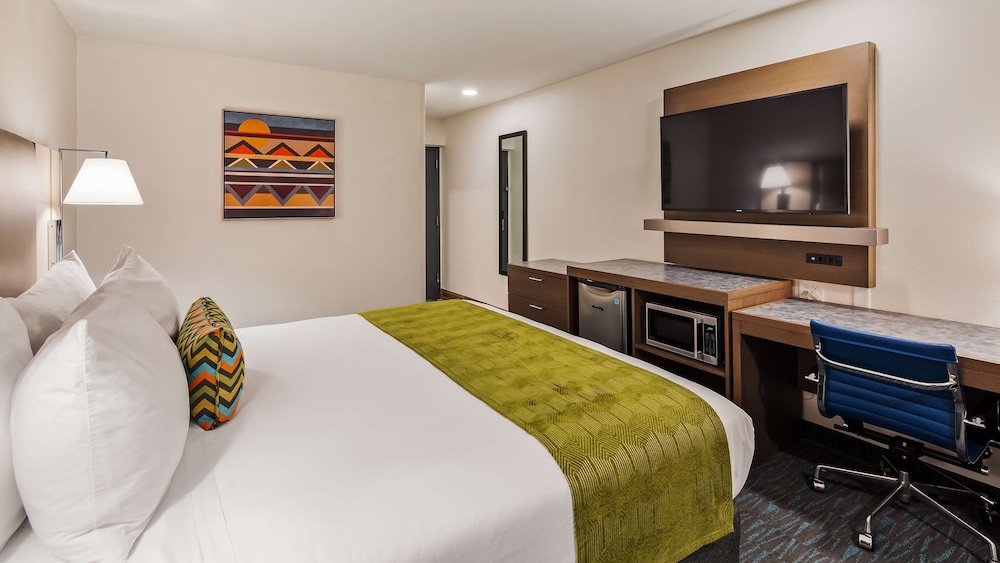 Standard Room, 1 King Bed, Non Smoking, Refrigerator & Microwave - Photo 3