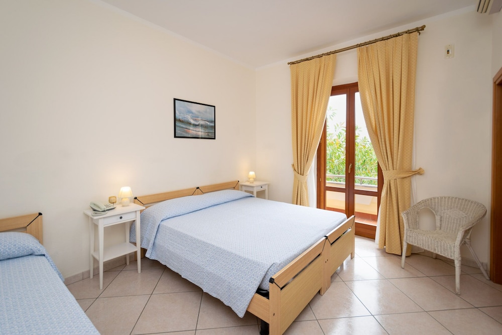 Classic Triple Room, Balcony photo 2