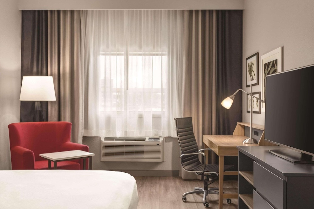 Room, 1 King Bed, Non Smoking - Photo 3