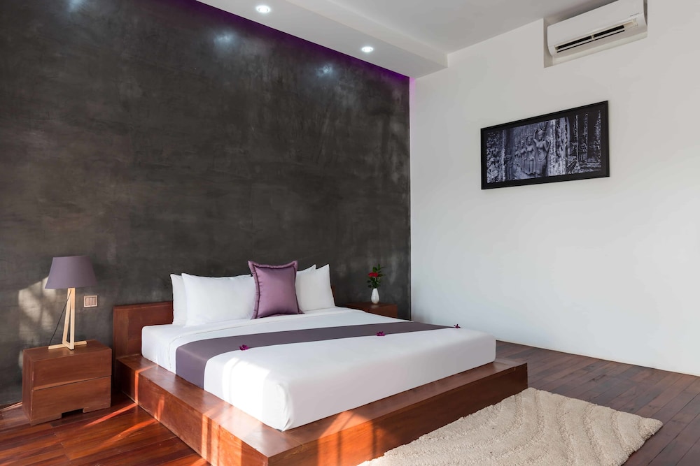 Deluxe Family Suite with Private Garden - Unlimited Free Airport & Downtown Transfer
