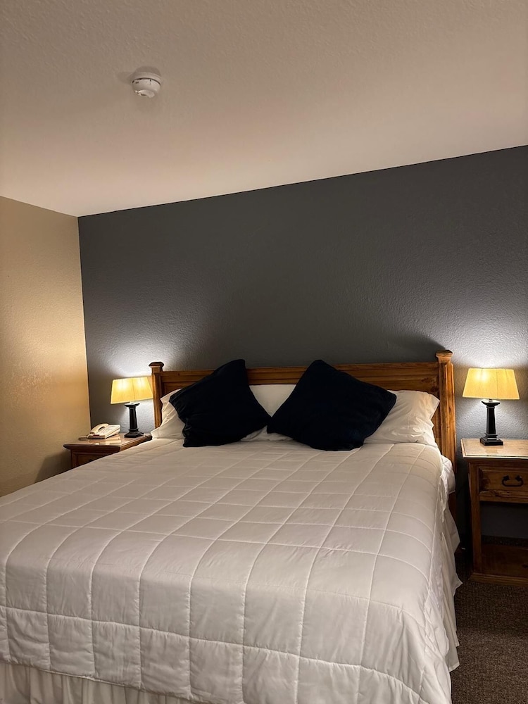 Twin Lakes Inn and RV