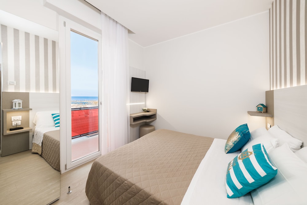 Standard Quadruple Room, Sea View - Photo 8