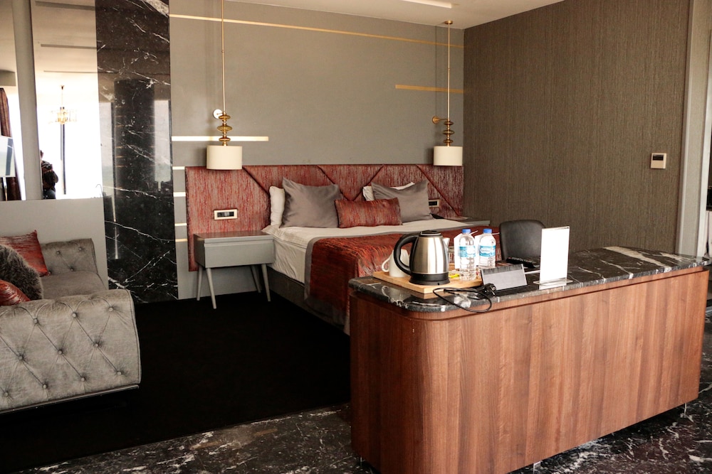 Deluxe Suite, 1 Queen Bed, Jetted Tub