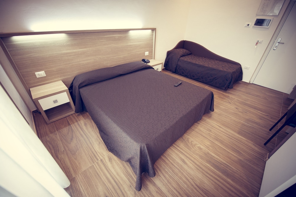 Quadruple Room - Photo 2