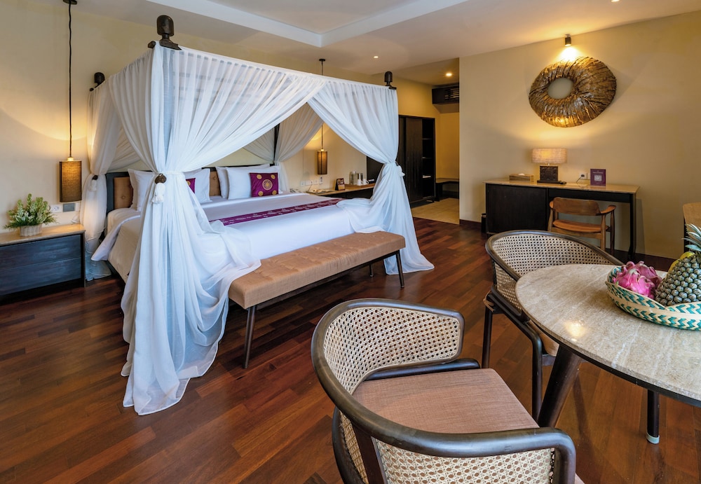 Standard Studio Suite, 1 King Bed, Pool View, Ground Floor photo 2