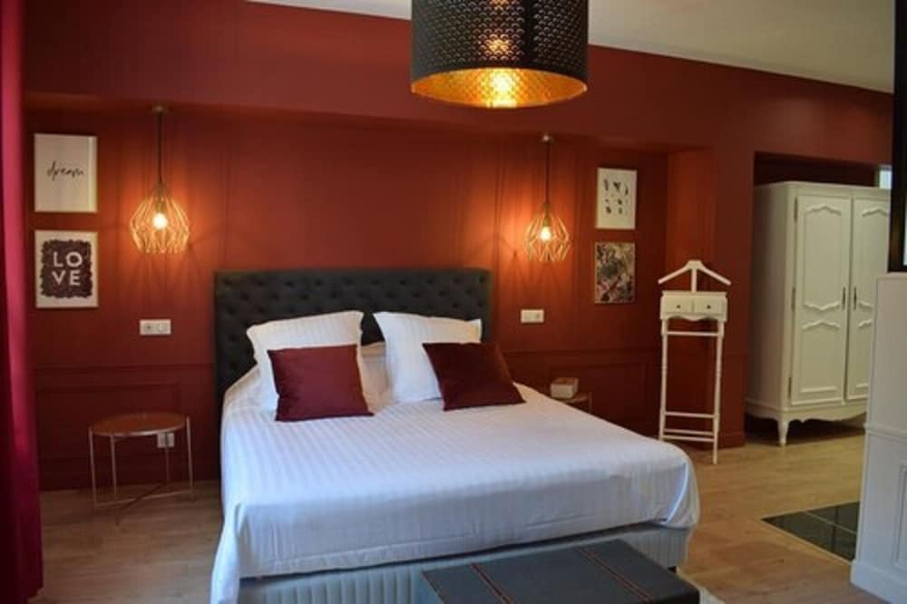 Double Room (Apollinaire)