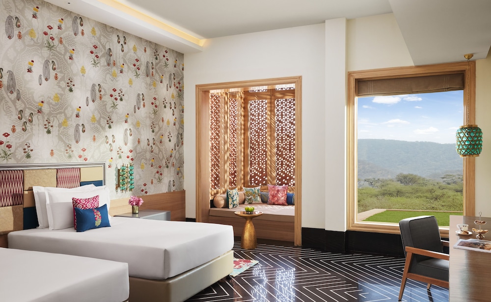 Luxury Room Twin Bed with Bathtub - Photo 1
