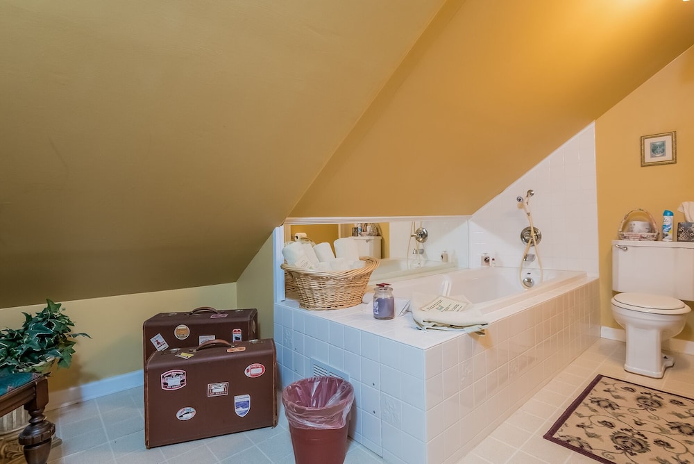 Junior Suite, 1 Queen Bed, Jetted Tub (Jonathan) photo 3