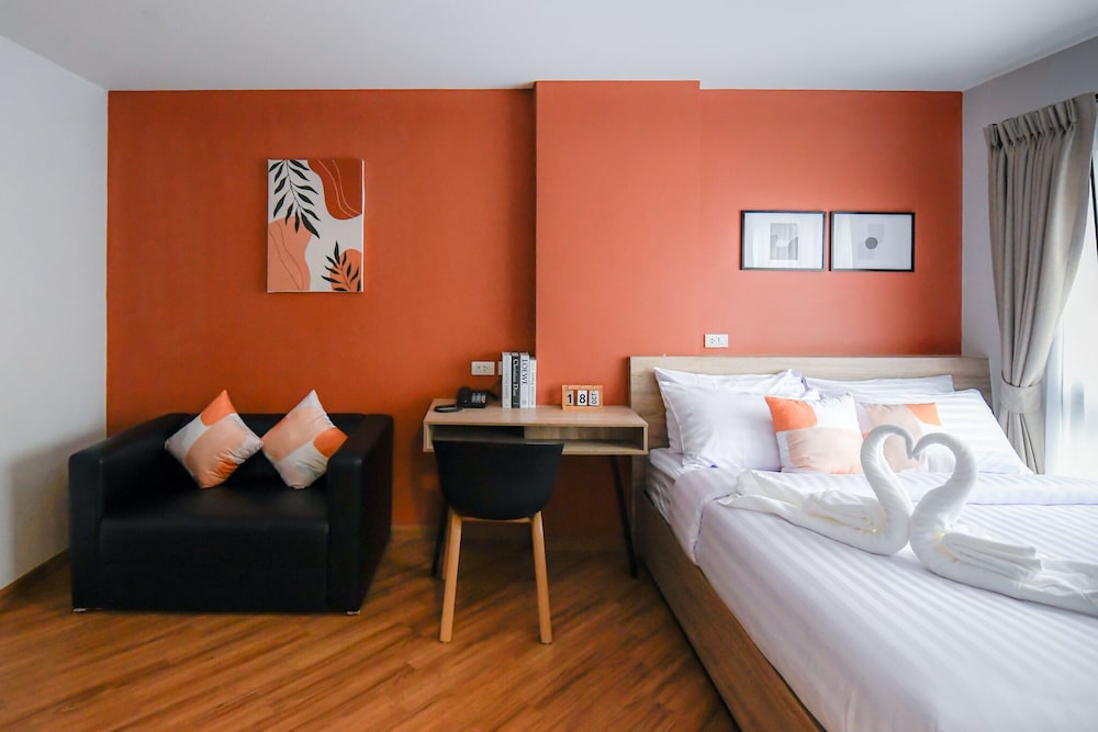 Deluxe Room, 1 Queen Bed photo 2
