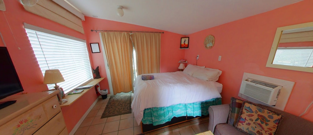 Honeymoon Cottage, 1 Queen Bed, Ocean View, Beachfront photo 3