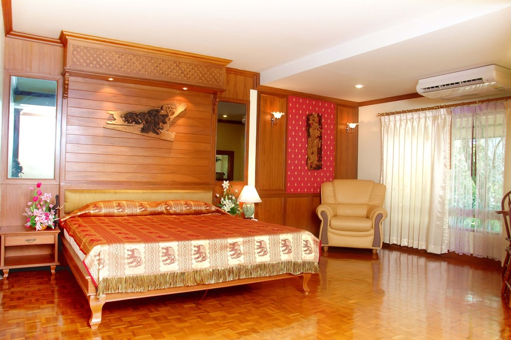 Deluxe Room, 1 King Bed photo 2