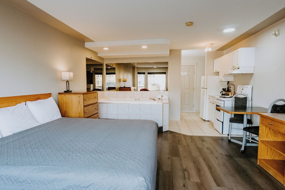 Suite, 1 King Bed, Kitchenette photo 1
