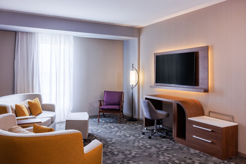 Suite, 1 Bedroom - Photo 8