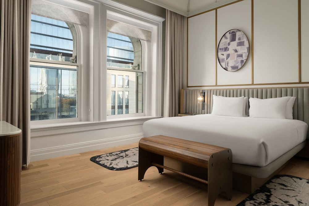 King Room with One King Bed (Smoking) thumbnail 5
