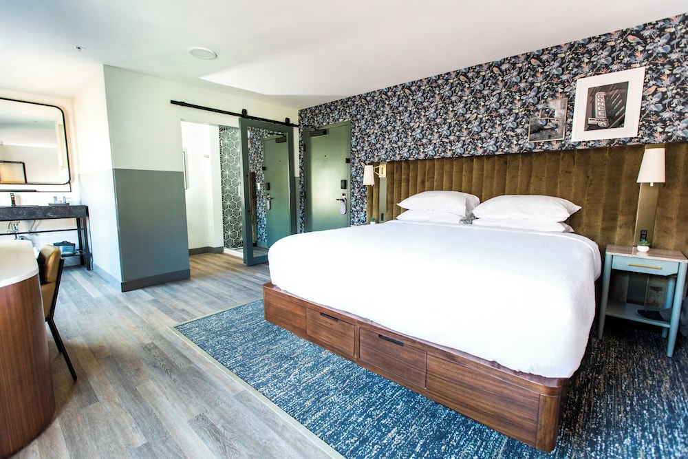 Premium Room, 1 King Bed with Sofa bed - Photo 1