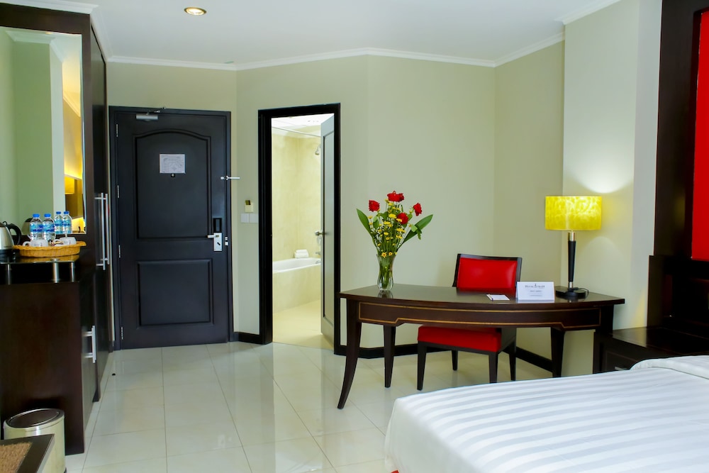 Deluxe Room, 1 Queen Bed, City View photo 3