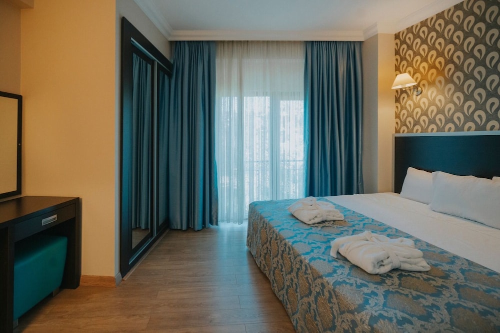 Junior Suite, 1 King Bed With Sofa Bed, Private Bathroom, Garden View photo 2