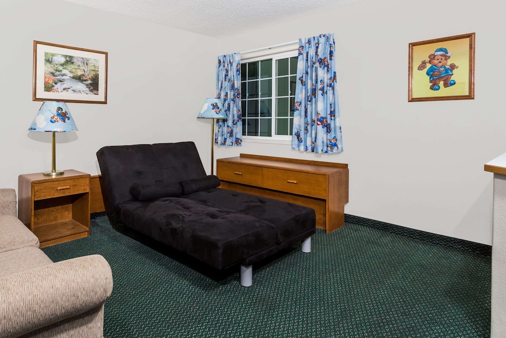 Room, 2 Queen Beds, Non Smoking - Photo 1