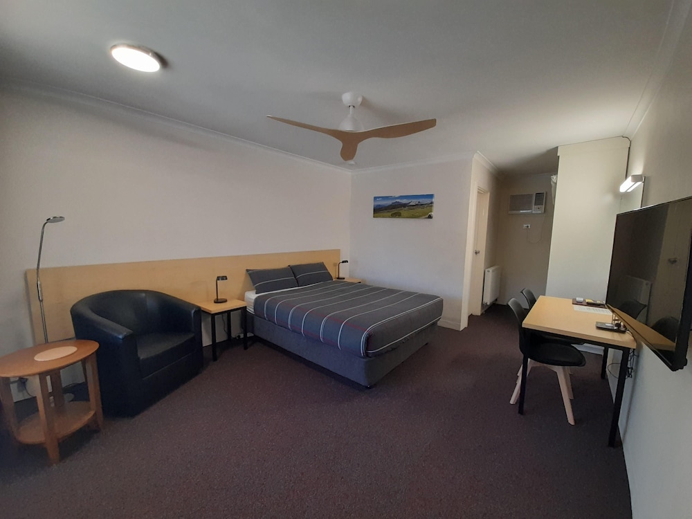 Business Room, 1 King Bed, Non Smoking photo 2