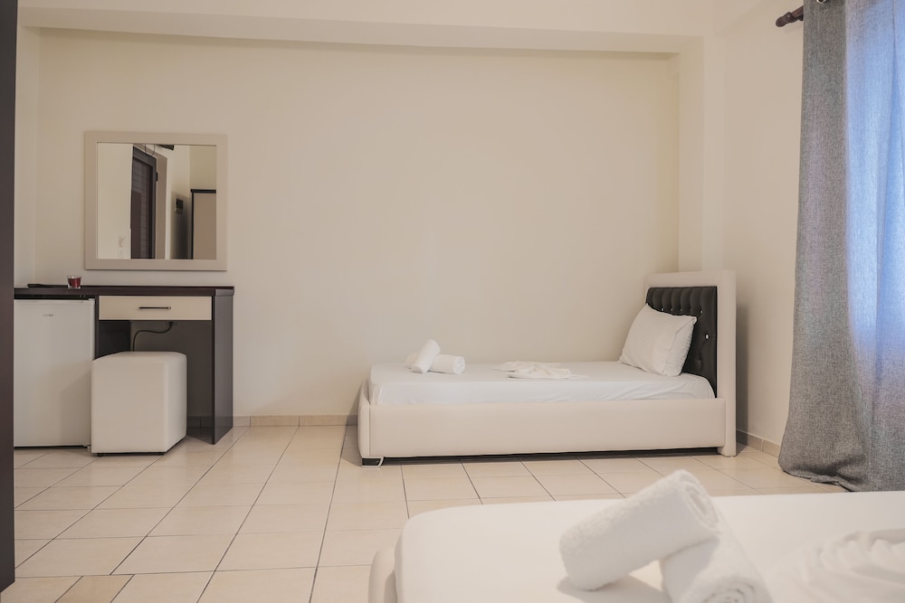 Basic Triple Room photo 3