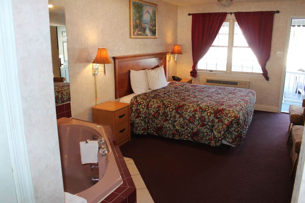 Deluxe Room, 1 King Bed, Smoking, Jetted Tub