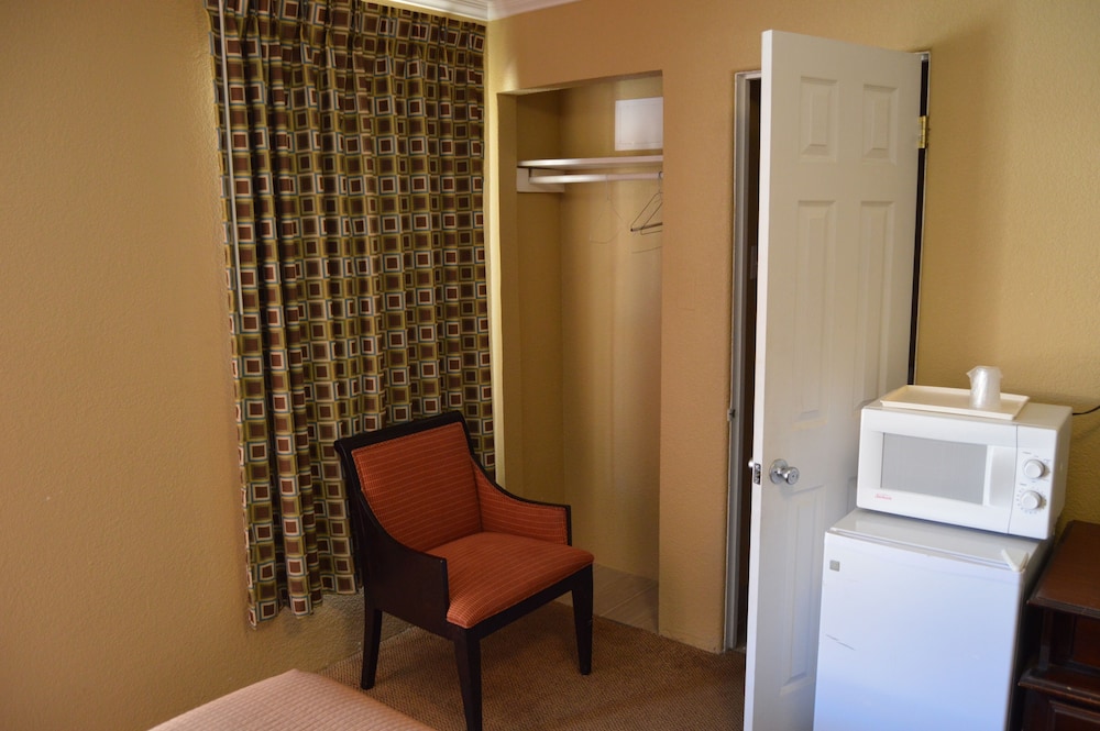 Deluxe Room, 1 King Bed photo 1