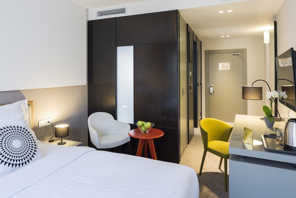 Standard Double or Twin Room, City View thumbnail 5