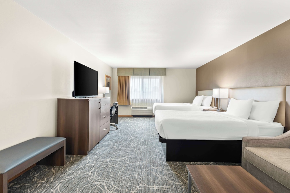 Standard Room, 2 Queen Beds, Non Smoking, Refrigerator & Microwave (Third bed is a Sofabed) - Photo 1