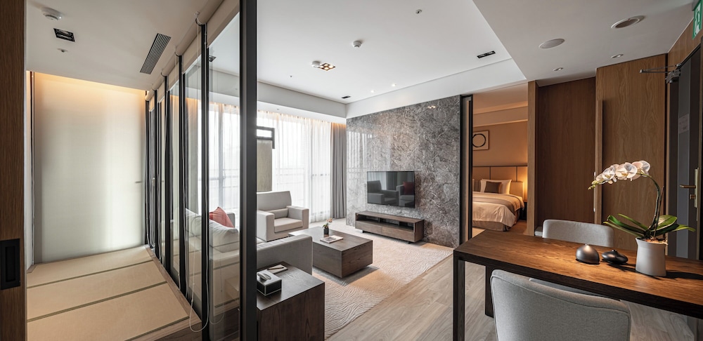 Superior Suite, Multiple Beds, Partial Ocean View photo 3