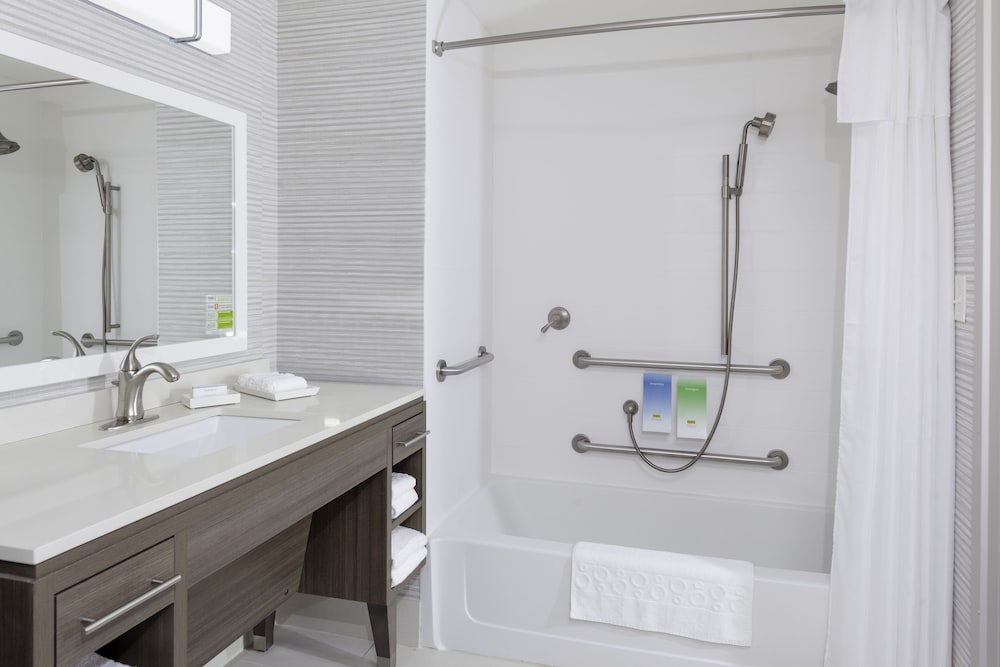 Basic Studio, 1 King Bed, Accessible, Bathtub (Mobility & Hearing) - Photo 10