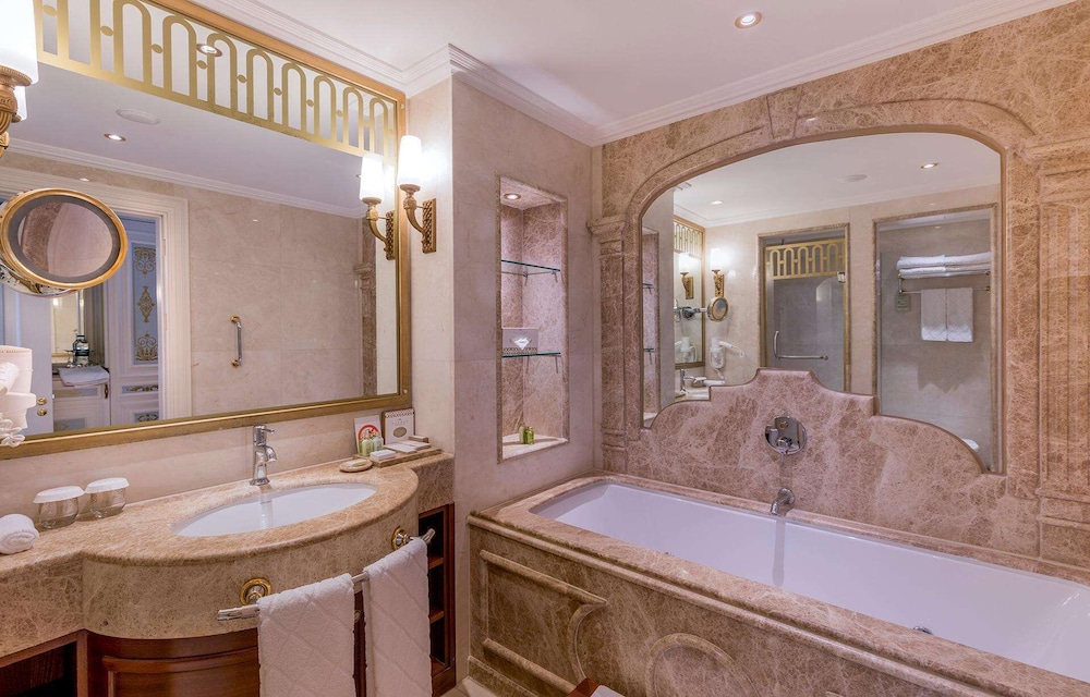 Family Suite, Jetted Tub photo 2