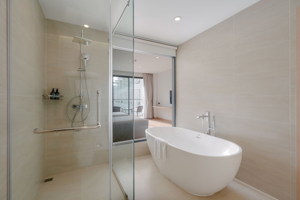 Deluxe Room, Pool View - Photo 2
