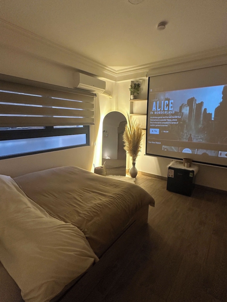 Classic Studio, 1 Queen Bed, Non Smoking, Housekeeping photo 1