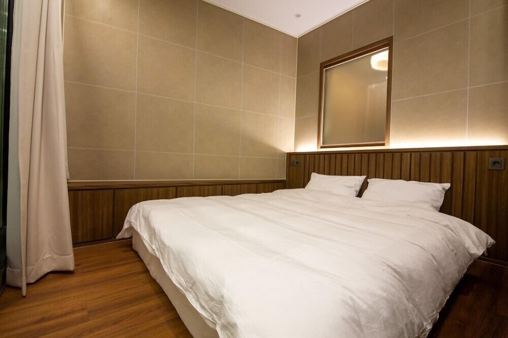 Room (B201) - Photo 1