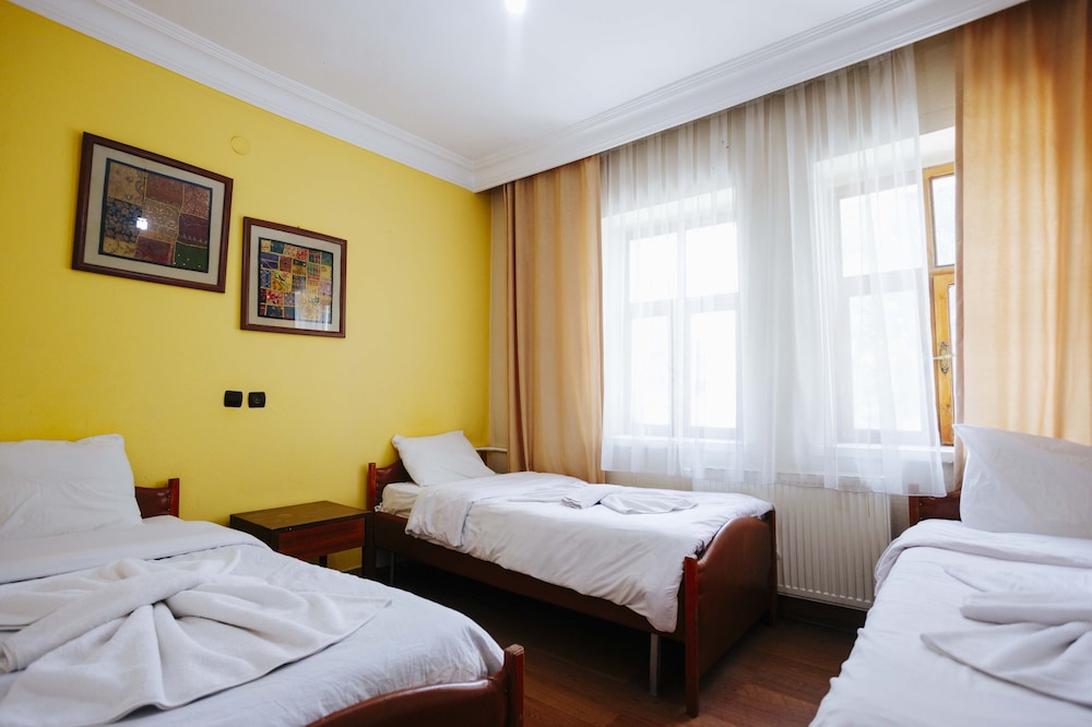 Standard Triple Room photo 2